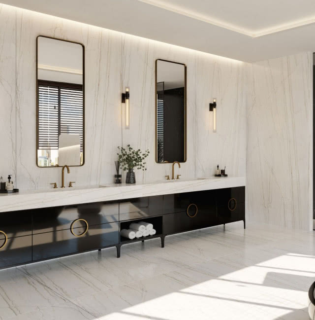 dwa duże prostokątne lustra, długi blat podumywalkowy, ciemne szafki łazienkowe, kinkiety, naturalny kamień na ścianie i podłodze