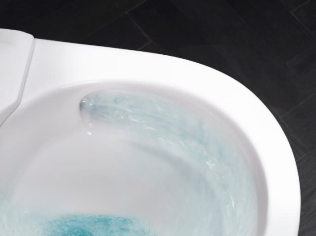 Widok z góry na miskę toalety Roca Avant z technologią Rimless® Vortex, zapewniającą równomierne i skuteczne spłukiwanie wodą.