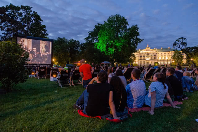 ludzie siedzą na kocach w ogrodzie Krasińskich