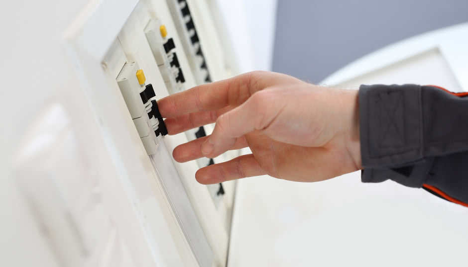 Podłączenie prądu do działki krok po kroku - ile to trwa i ile kosztuje?