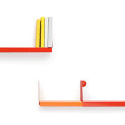 Delikatna stalowa półka jest zarazem wytrzymała...