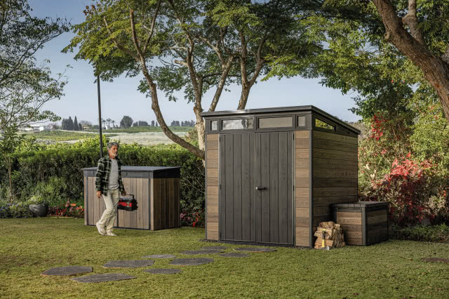 schowek i domek w ogrodzie