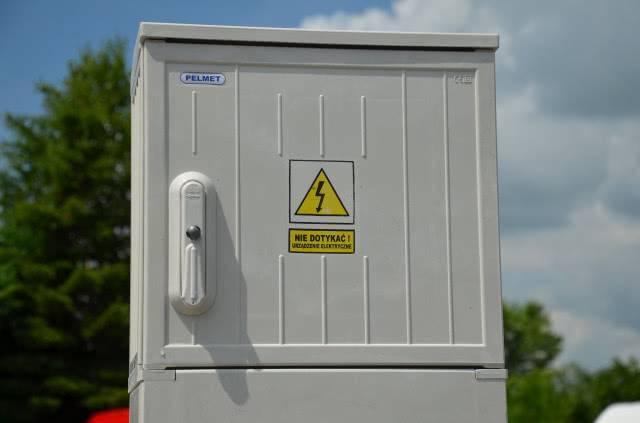 skrzynka z prądem