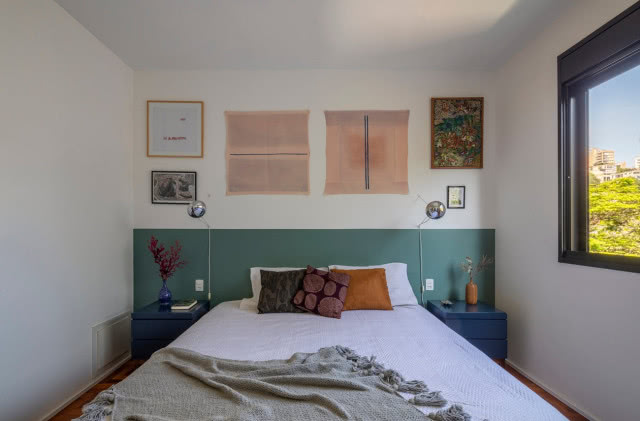 łóżko ukazane na wprost, pas pomalowany na zielono