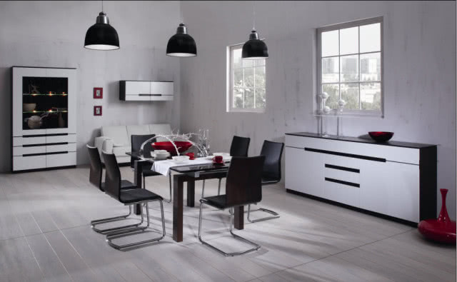 Meble z kolekcji Lifeline - rozkładany stół z blatem ze szkła hartowanego, krzesła z wyprofilowanymi oparciami zapewniają komfort i wygodę siedzenia, KM KLOSE