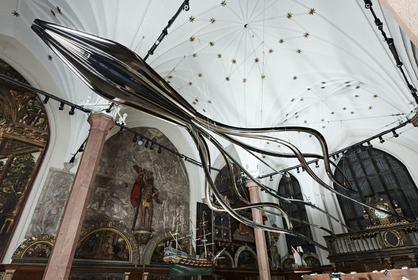 Stalowy, olbrzymi Kraken – potwór o falujących...