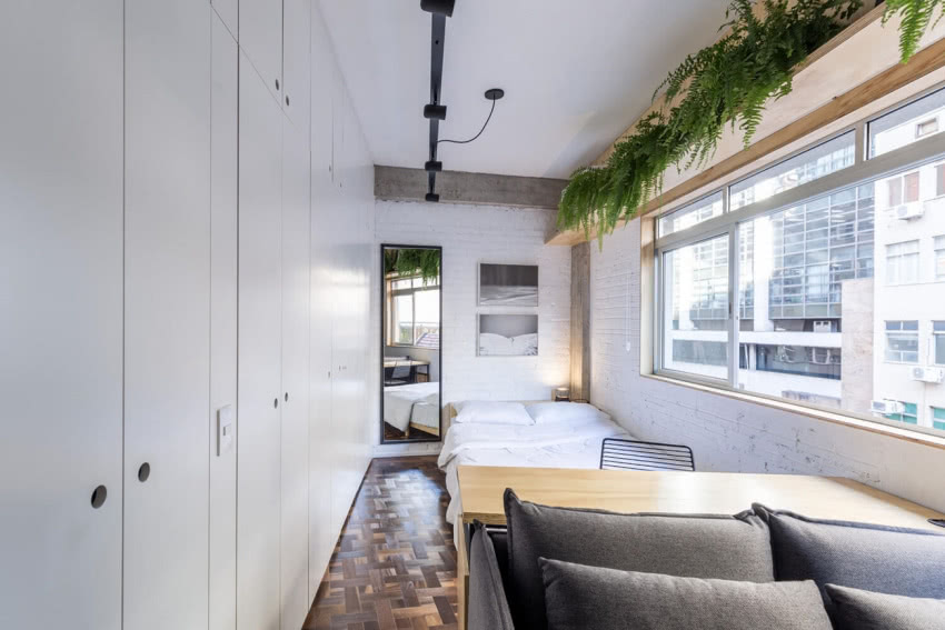 W tym wąskim mieszkaniu wszystko jest ustawione...