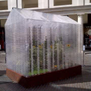 Delikatna stalowa półka jest zarazem wytrzymała...