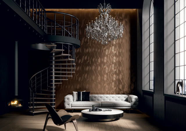 ciemne płytki ze złotem, schody, kanapa, okrągły stolik kawowy, krzesło, kominek