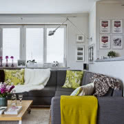 Ciemny brąz ścian równoważą jasne fronty szafek...