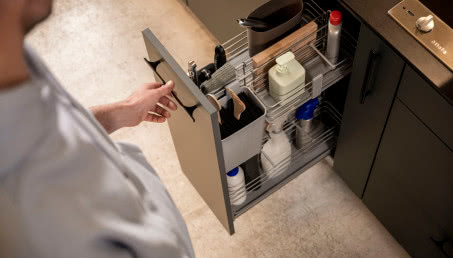 Jakie są największe wyzwania związane z organizacją przestrzeni podblatowej w kuchni?