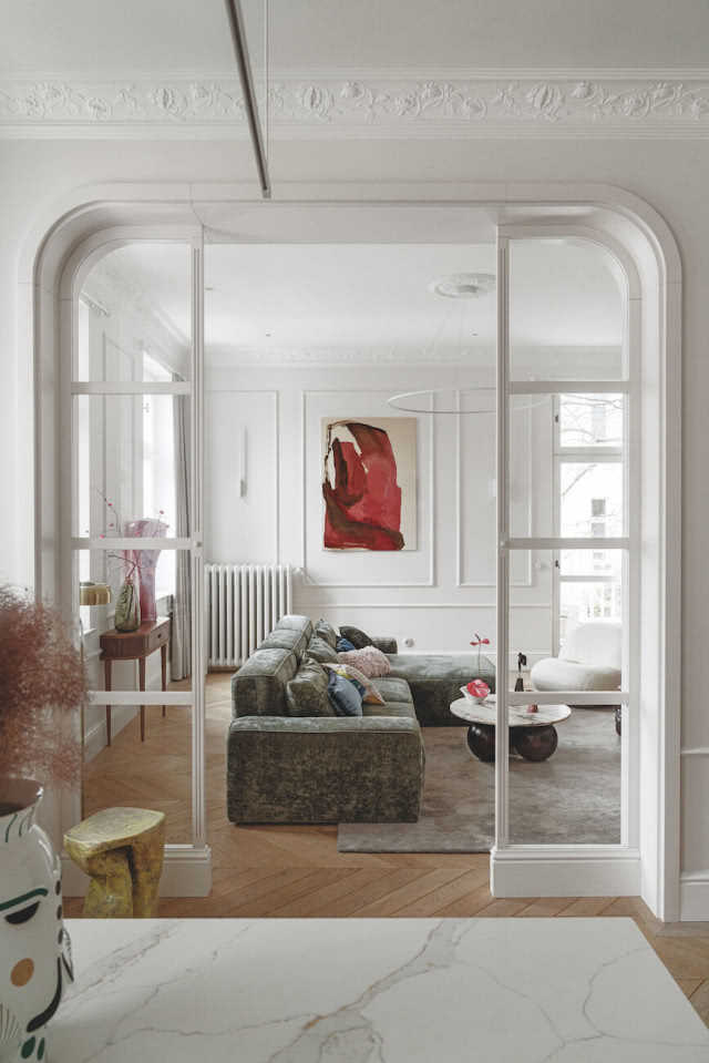 wysoki salon zielona sofa