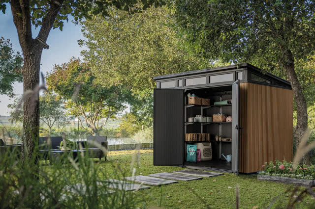 domek narzędziowy w ogrodzie oraz zestaw wypoczynkowy