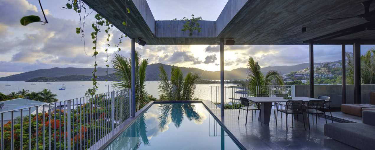 Dom wśród palm i kwitnących drzew! Na różnych jego powierzchniach widnieje motyw trójkąta