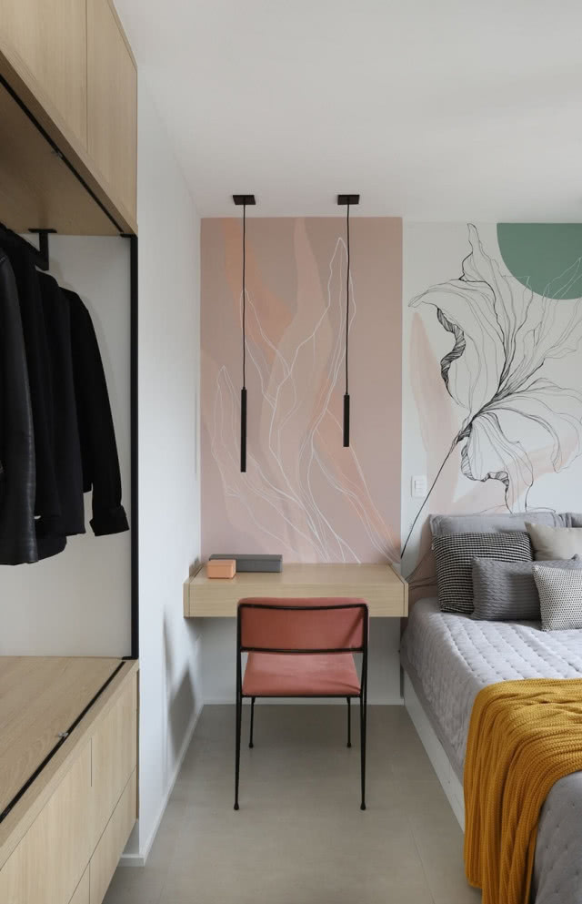 widok na podwieszane biurko