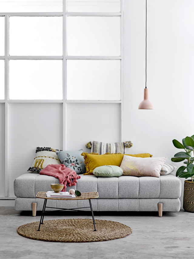 Szare wnętrze z kolorowymi dodatkami