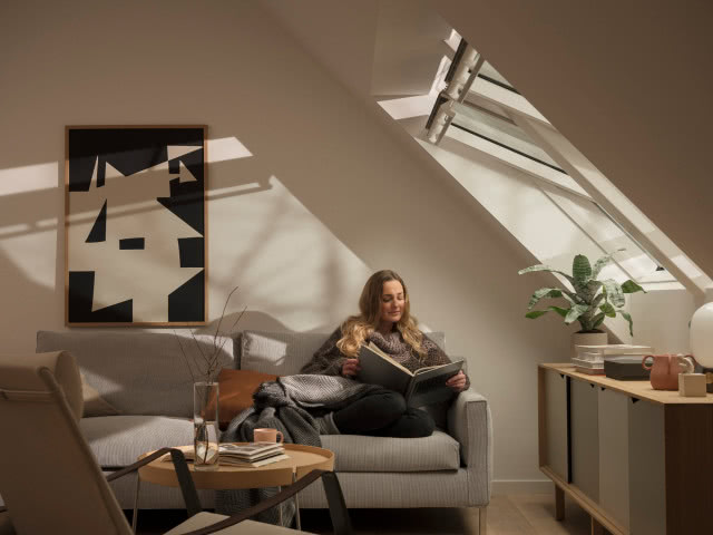 otwarte okno dachowe, kanapa, stolik kawowy, fotel, komoda, obraz