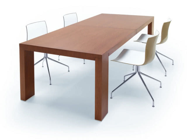 Rozkładany stół z kolekcji mebli modułowych Compli dostępny w czterech rozmiarach, wykonany z drewna w okleinie naturalnej, NOTI