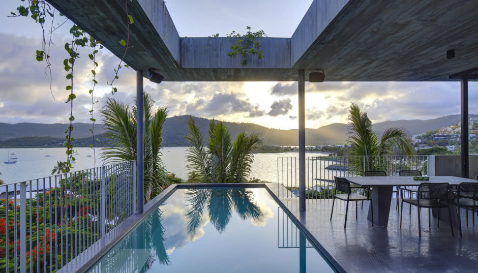 Dom wśród palm i kwitnących drzew! Na różnych jego powierzchniach widnieje motyw trójkąta