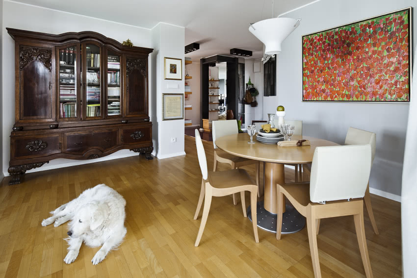 W jadalni nowy jest tylko kolor ścian. Meble są...