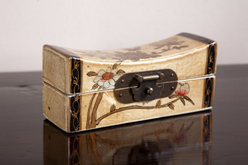 Szkatułka z peoniami, pocz. XX wieku, drewniana...