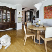 Ciemny brąz ścian równoważą jasne fronty szafek...