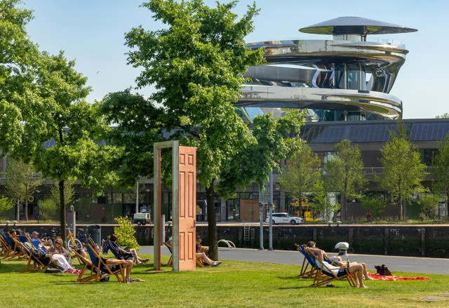 przed muzeum, instalacja z drzwiami