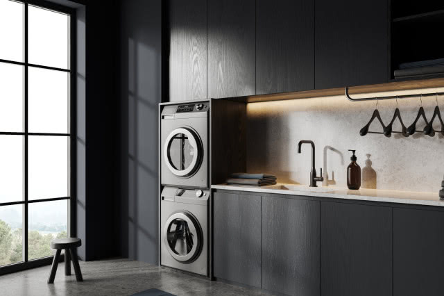 pralka z suszarką ustawione w pionie