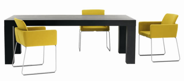 Stół Amari pokryty fornirem dębowym barwionym na czarno, wym. 220 x 110 cm, fotele Nomi dostępne w obiciach z różnych tkanin, w szerokiej gamie kolorów, BOCONCEPT