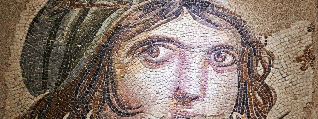 zachowany fragment mozaiki przedstawiający dziewczynę