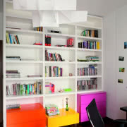 Nowoczesny gabinet - proste meble i czarno-biała...