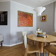 Ciemny brąz ścian równoważą jasne fronty szafek...