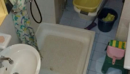 Łazienka pod schodami