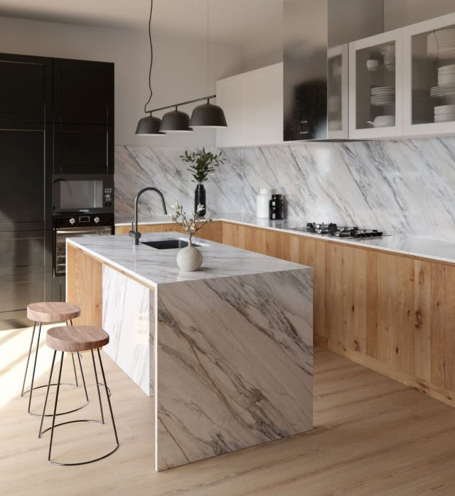 wyspa kuchenna z naturalnym kamieniem, stołki barowe, zlewozmywak, bateria zlewozmywakowa, płyta gazowa, białe meble kuchenne, piekarnik, lodówka, oświetlenie sufitowe, 