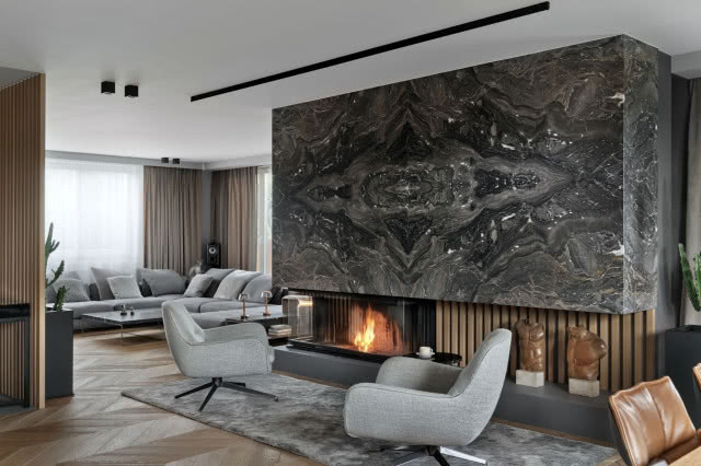 Ściana z kamienia z dominkiem w salonie