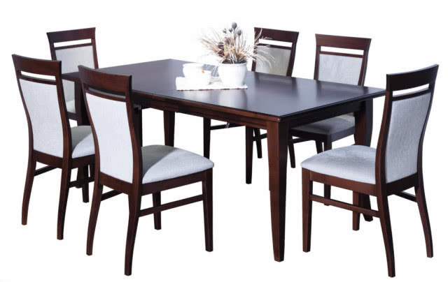 Stół T100n400 ze szklanym, dostępny w pięciu rozmiarach z dodatkowymi wkładkami do powiększenia, które przechowuje się wewnątrz stołu oraz tapicerowane krzesła S102 z wyprofilowanymi oparciami, OPTIPLUS