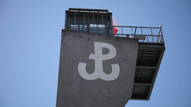 szara wieża z literą p jak Polska