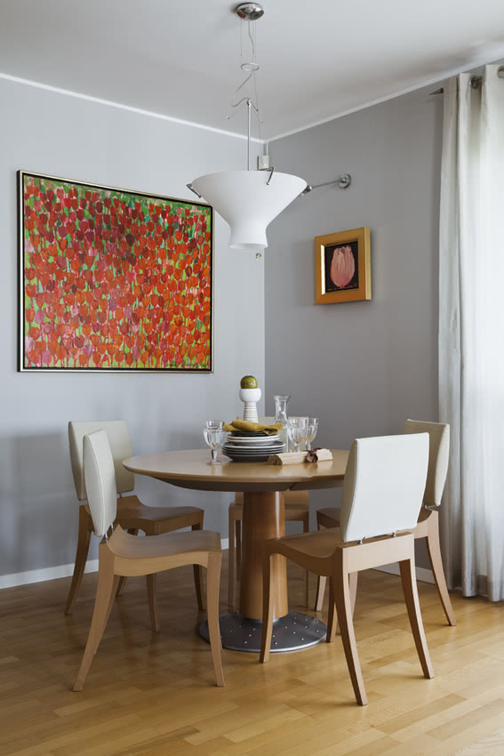 W jadalni na ścianie czerwone "Tulipany" Beaty...