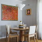 Ciemny brąz ścian równoważą jasne fronty szafek...