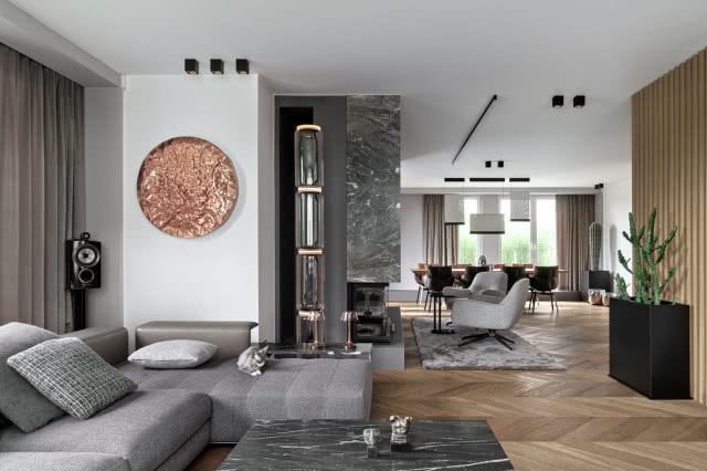 Aranżacja dużego salonu w szarych kolorach