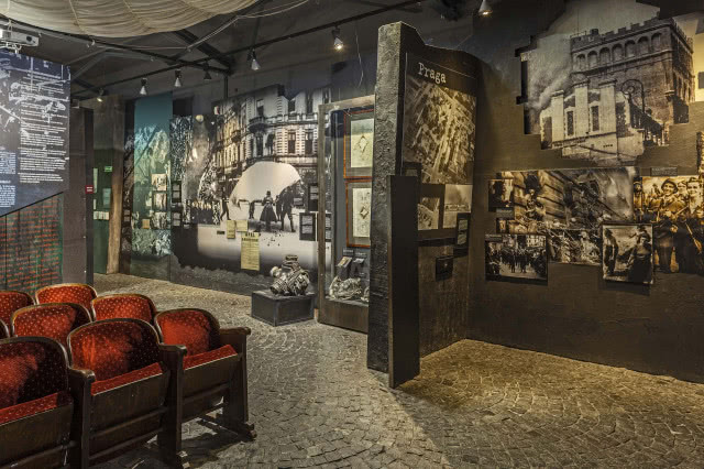 muzeum, siedzenia i zdjęcia na ścianach