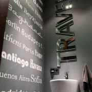 Nowoczesny gabinet - proste meble i czarno-biała...