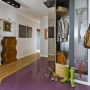 Ciemny brąz ścian równoważą jasne fronty szafek...