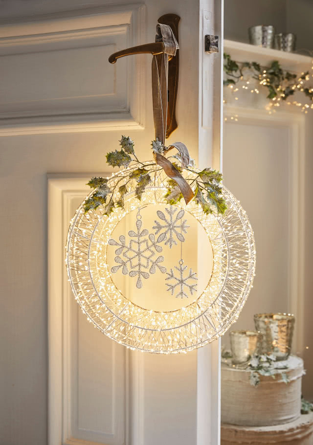 dekoracja bożonarodzeniowa na drzwiach świecąca