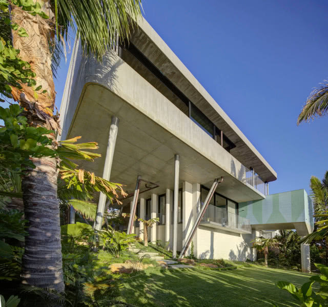 dom wspierany przez słupy