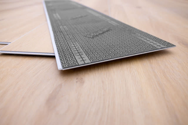 podłoga winylowa, pokazany podkład podklejony pod panel