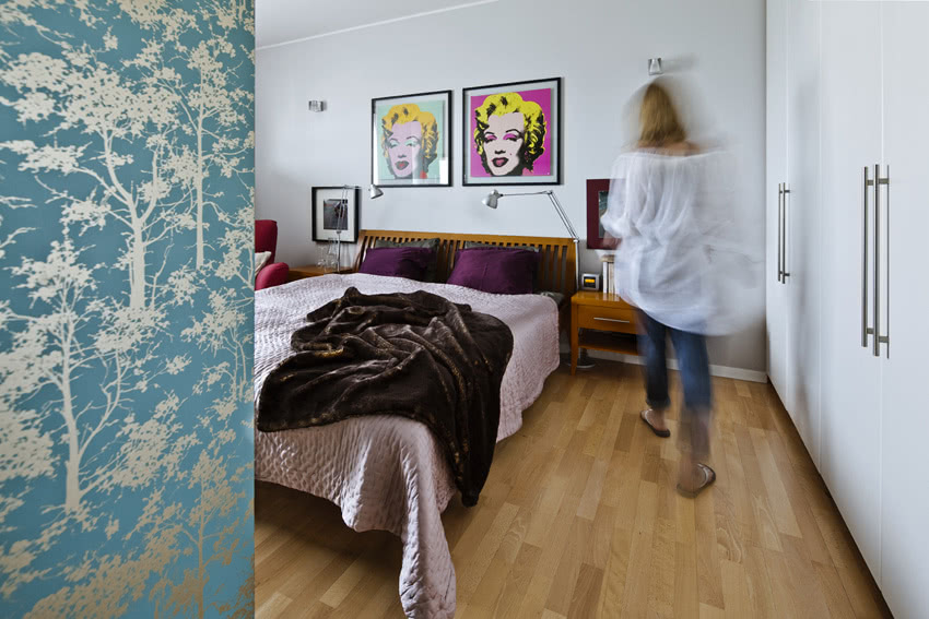 W sypialni prym wiedzie zielona tapeta w złote...