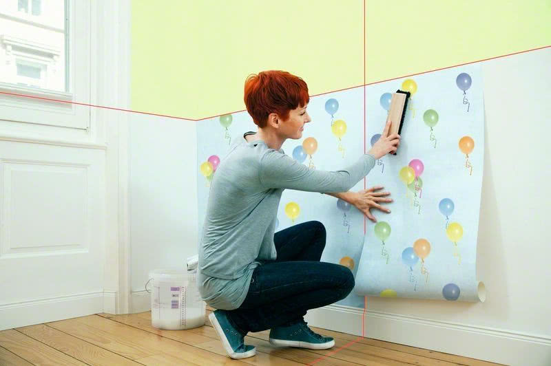 laser krzyżowy precyzyjnie wyznacza dwie...