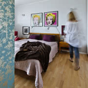 Ciemny brąz ścian równoważą jasne fronty szafek...