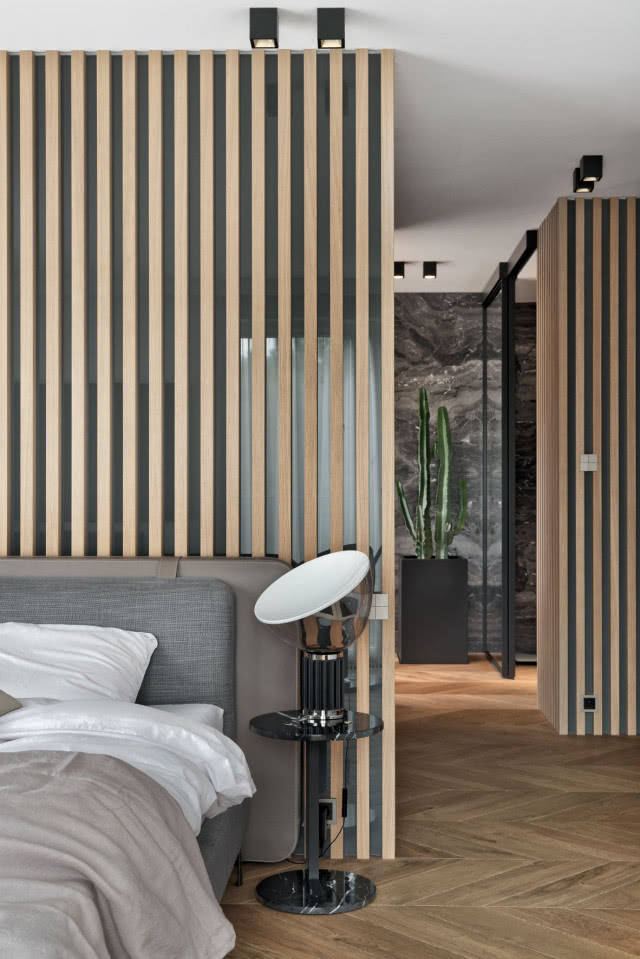 Ściana z lamelami w sypialni